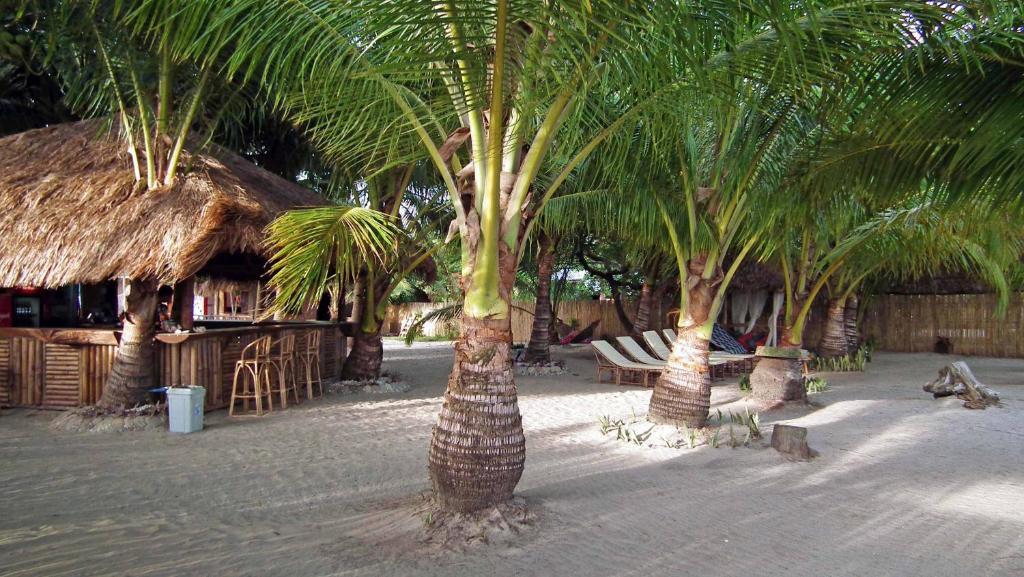 Cooper'S Beach Resort Lucbuan Экстерьер фото