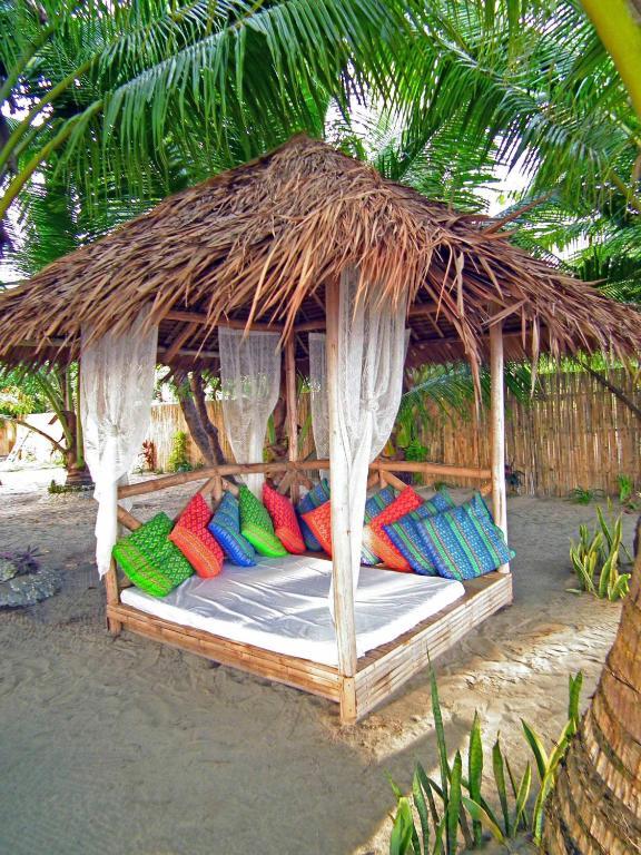 Cooper'S Beach Resort Lucbuan Экстерьер фото