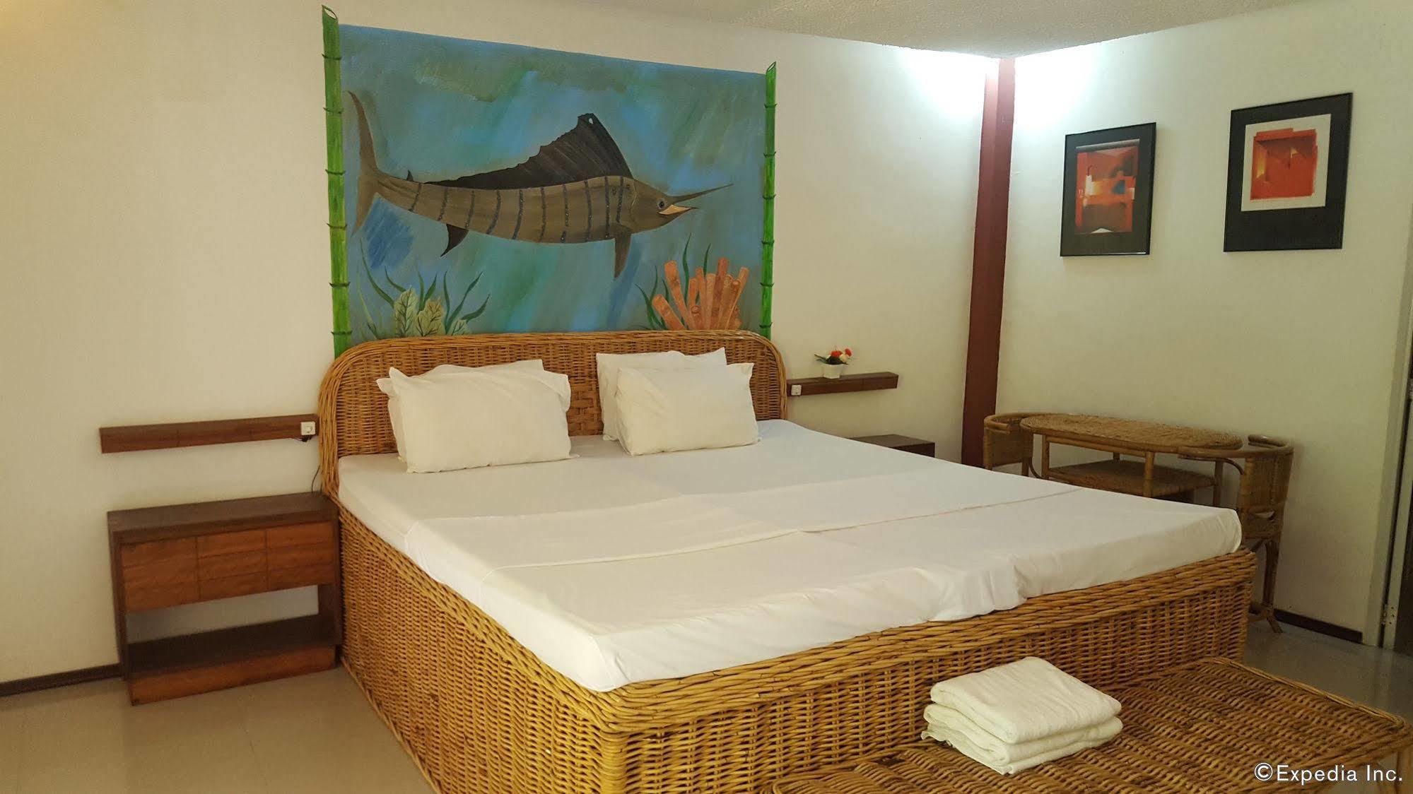 Cooper'S Beach Resort Lucbuan Экстерьер фото