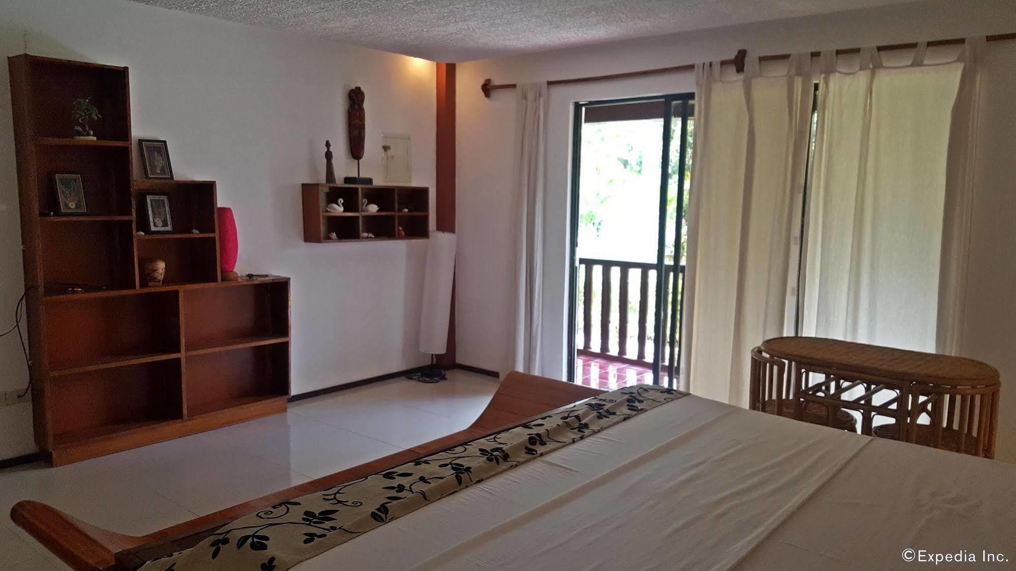 Cooper'S Beach Resort Lucbuan Экстерьер фото