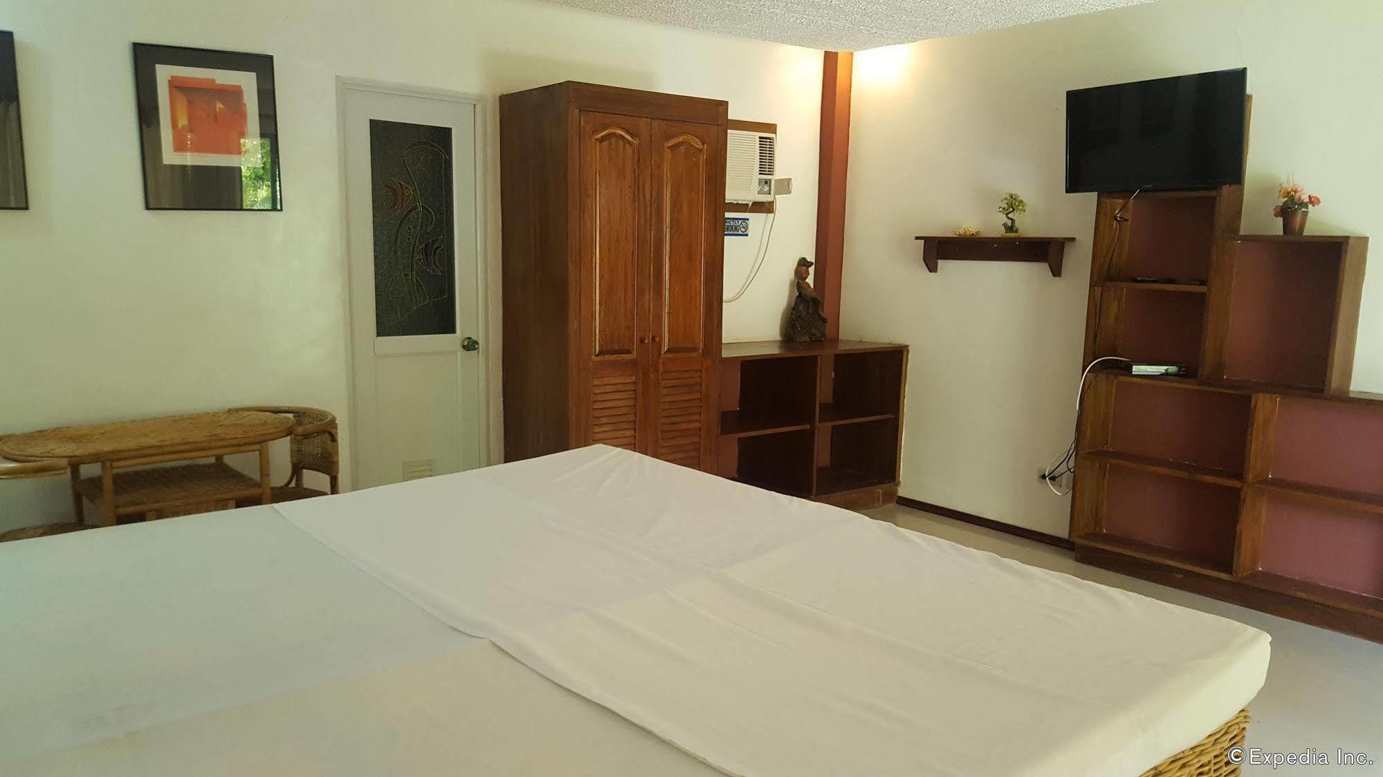 Cooper'S Beach Resort Lucbuan Экстерьер фото