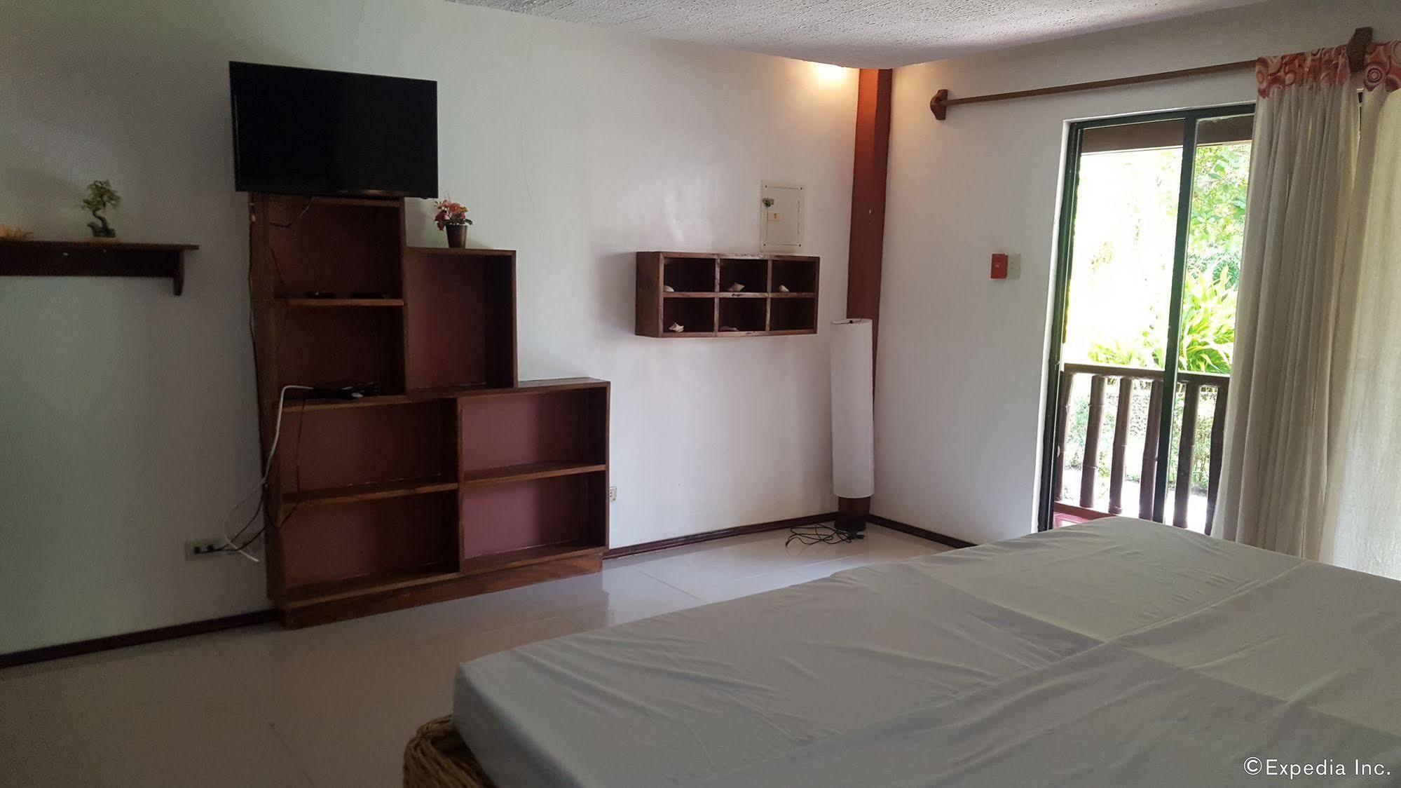 Cooper'S Beach Resort Lucbuan Экстерьер фото
