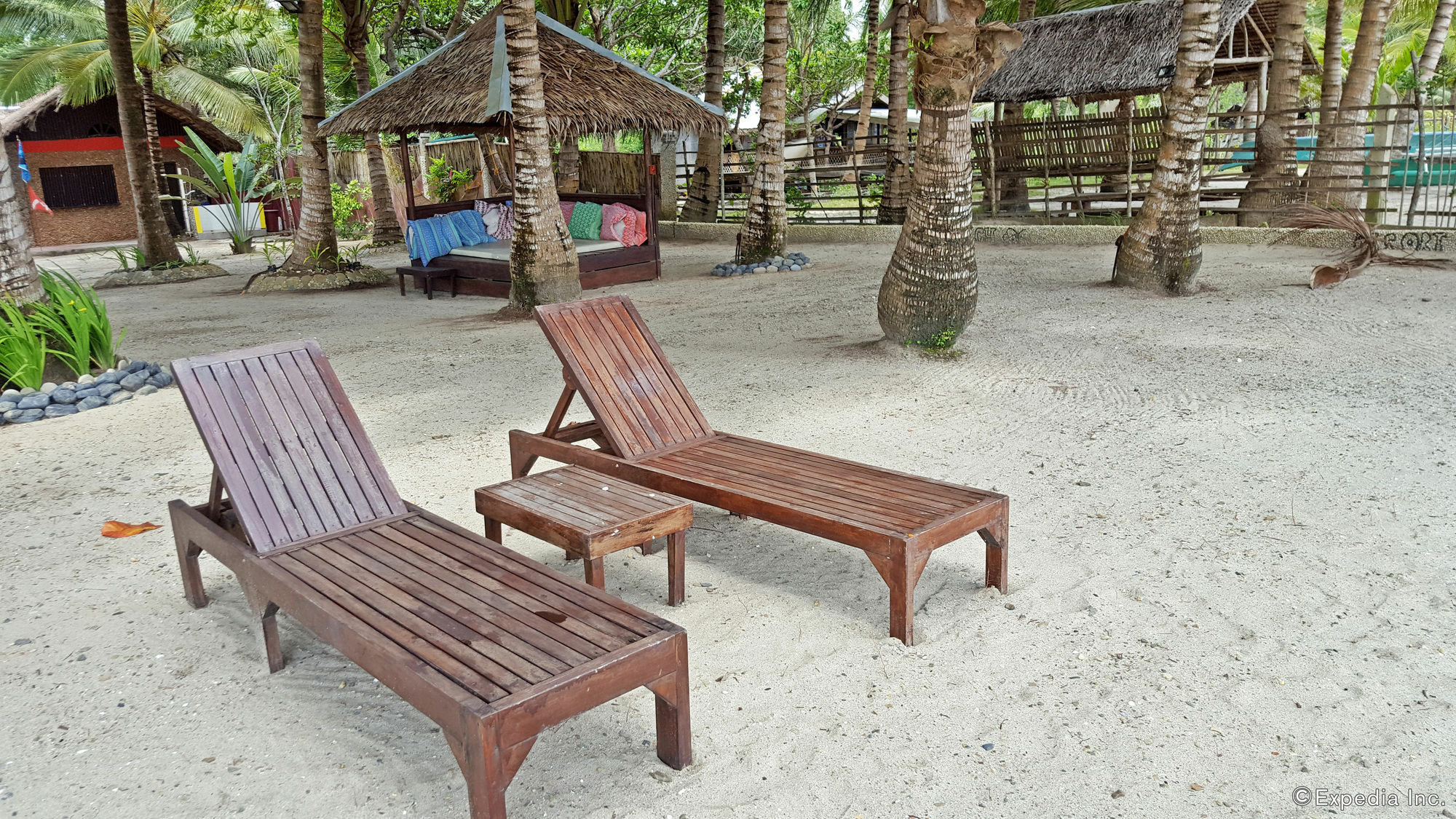Cooper'S Beach Resort Lucbuan Экстерьер фото